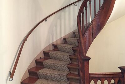 Elegante Treppe - eleganter Handlauf