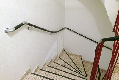 Sicherer Handlauf an Wandseite
