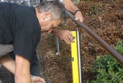 Handlaufmontage im Garten